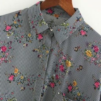 Ефектна дамска риза в сив цвят с флорален десен