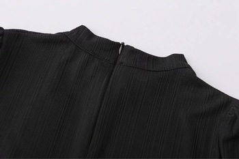 Спортно-елегантна дамска блуза в черен цвят с дантела