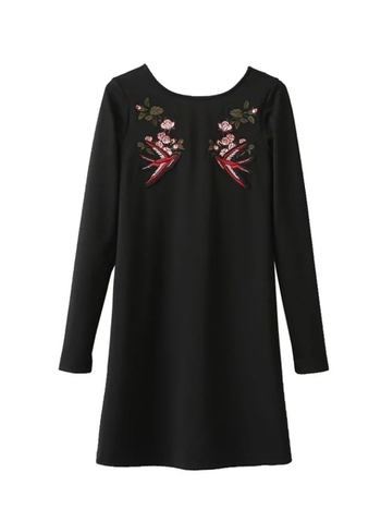 Καθημερινό γυναικείο φόρεμα για το φθινόπωρο σε μαύρο χρώμα με κέντημα