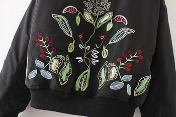 Κομψό γυναικείο μπουφάν με κέντιμα λουλούδια στην πλατη 