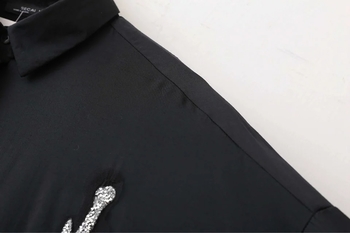 Σπορ-κομψό γυναικείο πουκάμισο σε μαύρο χρώμα με εκτυπώσεις