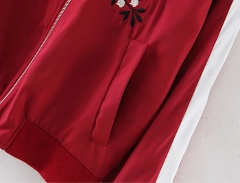 Μοντέρνο γυναικείο φούτερ σε κόκκινο χρώμα με κεντήματα
