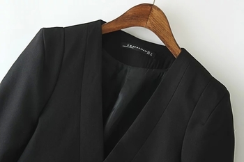 Κομψό κοντό γυναικείο μπουφάν σε μαύρο χρώμα