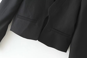 Елегантно късо дамско сако в черен цвят