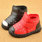 Γλυκίες  παιδικές μπότες για κορίτσια με μεταλλική διακόσμηση