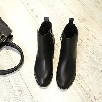 Κομψές γυναικείες μπότες με ελαφρό τακούνι και  σε μαύρο χρώμα