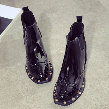 Γυναικείες μπότες σε ελαφρύ σχέδιο με μαύρη διακόσμηση