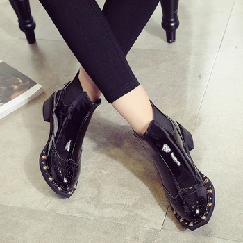 Γυναικείες μπότες σε ελαφρύ σχέδιο με μαύρη διακόσμηση