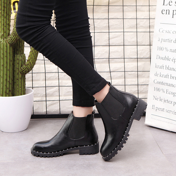 Κομψές γυναικείες μπότες κατάλληλα  για την κρύα εποχή σε μαύρο χρώμα