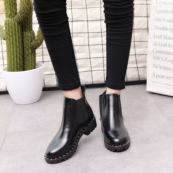 Κομψές γυναικείες μπότες κατάλληλα  για την κρύα εποχή σε μαύρο χρώμα