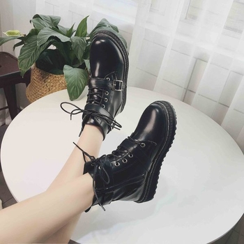 Αθλητικές κομψές γυναικείες μπότες με μαύρες πόρπες