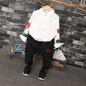 Κομψό παιδικό πουκάμισο για αγόρια σε λευκό με floral μοτίβο