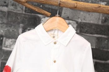 Κομψό παιδικό πουκάμισο για αγόρια σε λευκό με floral μοτίβο
