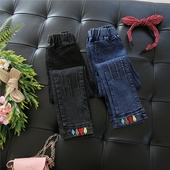 Παιδικά τζιν φθινοπωρινά για τα κορίτσια σε δύο χρώματα κατάλληλα για την καθημερινή ζωή