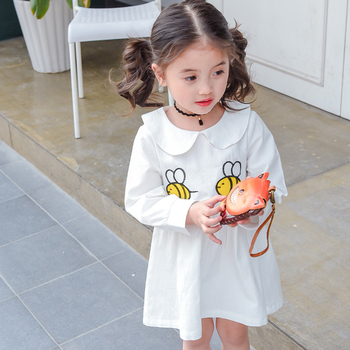 Παιδικό φόρεμα για τα κορίτσια σε λευκό χρώμα με την εφαρμογή