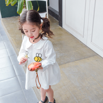 Παιδικό φόρεμα για τα κορίτσια σε λευκό χρώμα με την εφαρμογή