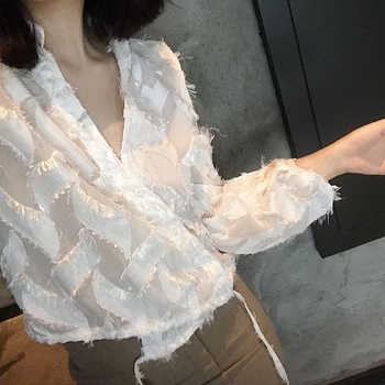 Елегантна блуза за дамите в интересен модел и в два цвята