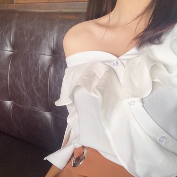 Дамска ефирна блуза с голи рамене в бял цвят