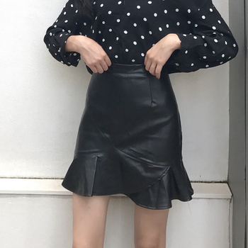 Стилна дамска пола от еко кожа - разкроена в черен цвят