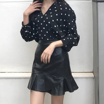 Стилна дамска пола от еко кожа - разкроена в черен цвят