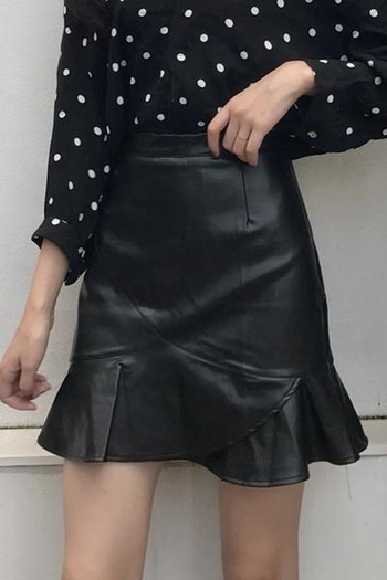 Κομψή γυναικεία φούστα από οικολογικό δέρμα - κομμένη σε μαύρο χρώμα