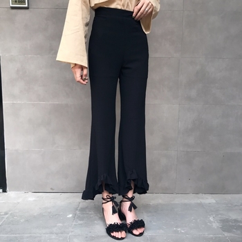 Μοντέρνα ψηλά μακρυά γυναικεία παντελόνια, κομμένα σε μαύρο χρώμα
