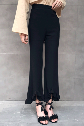 Μοντέρνα ψηλά μακρυά γυναικεία παντελόνια, κομμένα σε μαύρο χρώμα