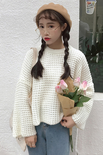 Стилен дамски пуловер в разкроени ръкави в три цвята
