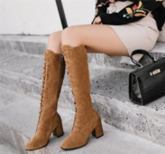 Μακρύ γυναικείες μπότες  με χοντρό τακούνι  και σταυρωτές συνδέσεις