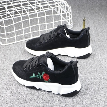Casual γυναικεία αθλητικά πάνινα παπούτσια με κεντημένο τριαντάφυλλο -  σε μαύρο και πράσινο χρώμα