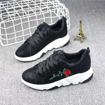 Casual γυναικεία αθλητικά πάνινα παπούτσια με κεντημένο τριαντάφυλλο -  σε μαύρο και πράσινο χρώμα