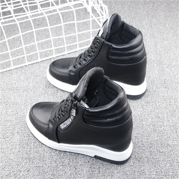 Υψηλά γυναικεία παπούτσια σε λευκό και μαύρο χρώμα