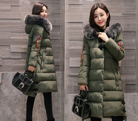 Ζεστό γυναικείο μπουφάν με με πολύχρωμες εφαρμογές και με κουκούλα 