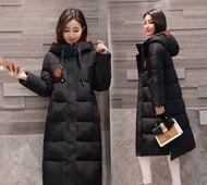 Μοντέρνο μακρύ γυναικείο μπουφάν με ζεστή επένδυση και πρακτική κουκούλα