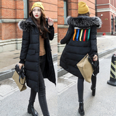 Актуално и много стилно дамско дълго зимно яке с шарена апликация на гърба и пух по качулката