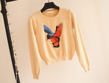 Σύντομο γυναικείο πουλόβερ με κολάρο σε σχήμα O και πολύχρωμη κεντημένη εκτύπωση