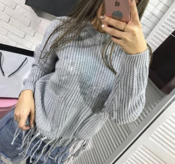 Απλό γυναικείο πουλόβερ με κολάρο σε σχήμα O και πολύ ενδιαφέρουσα κρεμαστά γαρύφαλλα