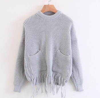 Семпъл дамски пуловер с О-образна яка и много интересни висящи реснички