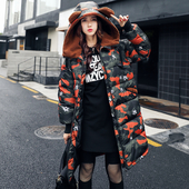 Χειμερινό μακρύ γυναικείο μπουφάν σε σχέδια καμουφλάζ και ενδιαφέροντα αυτιά στην κουκούλα