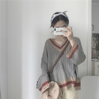 Широк дамски плетен пуловер с V-образно деколте