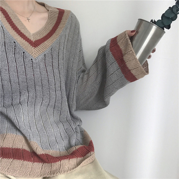 Широк дамски плетен пуловер с V-образно деколте