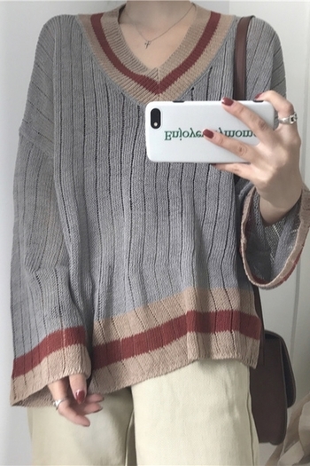 Ευρύ γυναικείο πλεκτό πουλόβερ με V-λαιμόκοψη