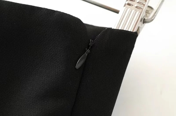 Стилни дамски панталони в черен цвят с декорация мъниста