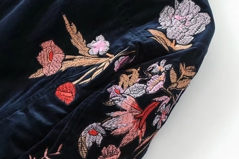 Μοντέρνο σύντομο γυναικείο μπουφάν για το φθινόπωρο με floral κεντήματα