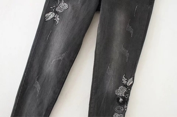 Модерни дамски дънки в черен цвят с флорална бродерия