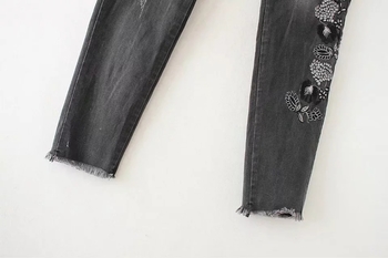 Модерни дамски дънки в черен цвят с флорална бродерия