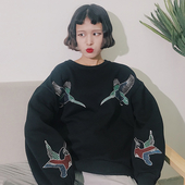 Есенна дамска блуза в широк модел с бродерия