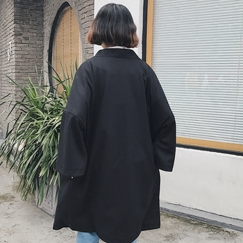 Есенно дамски палто в черен цвят с бродерия, подходящо за ежедневие