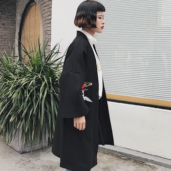 Есенно дамски палто в черен цвят с бродерия, подходящо за ежедневие