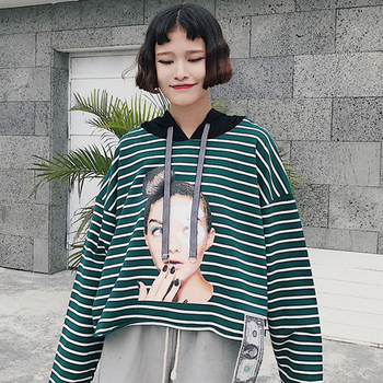 Καθημερινή γυναικεία μπλούζα της λωρίδας με δίχρωμη εφαρμογή